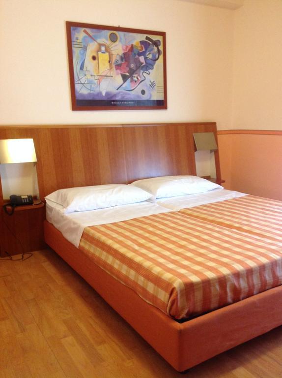 Hotel Romeo Torri Del Benaco Oda fotoğraf