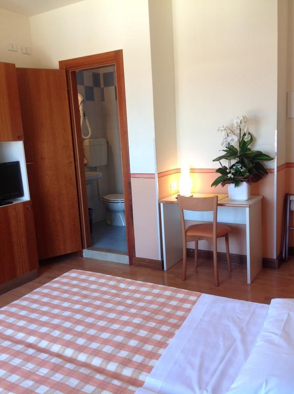 Hotel Romeo Torri Del Benaco Oda fotoğraf
