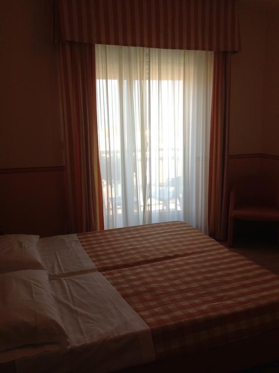 Hotel Romeo Torri Del Benaco Oda fotoğraf