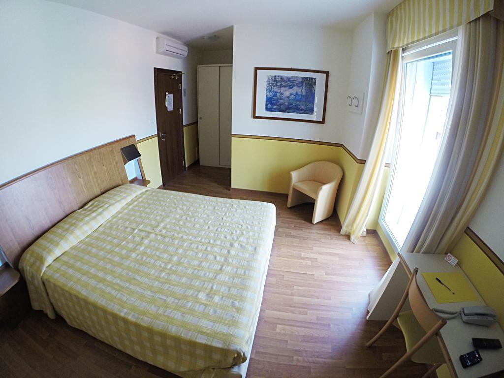Hotel Romeo Torri Del Benaco Oda fotoğraf